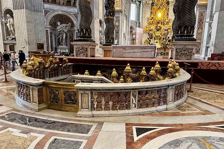 <p>O Altar da Confissão, alvo dos atos recentes, é considerado o centro litúrgico da Basílica, simbolizando a ligação direta com o apóstolo Pedro, primeiro papa da Igreja Católica.</p>
<p>&nbsp;</p>
