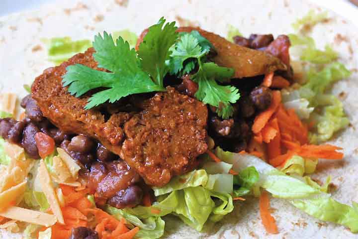 Para quem não consome carne, o seitan é alternativa prática e nutritiva. Ele ajuda a compor refeições completas, garantindo saciedade e variedade. Portanto, torna-se peça fundamental na construção de cardápios sem origem animal.