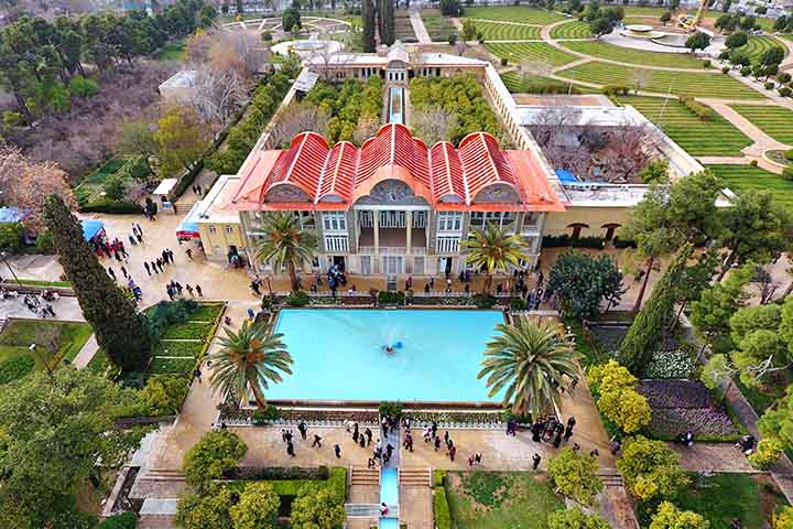 <p>O Jardim de Eram é famoso por sua exuberância botânica e pelo palácio central. Flores raras e árvores frutíferas criam um cenário de sonho. Além disso, Shiraz é conhecida como cidade dos poetas, o que reforça o caráter romântico do espaço.</p>
<p>&nbsp;</p>
<div></div>
