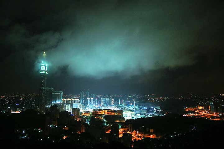 <p>Durante os horários de oração, o relógio pode projetar feixes de luz verde visíveis a quilômetros de distância, indicando momentos importantes do calendário religioso.</p>
