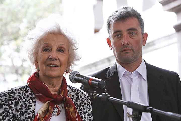 A organização Avós da Praça de Maio tem como presidente Estela de Carlotto, ativista de direitos humanos que teve uma das filhas, Laura Estela Carlotto, que estava grávida quando foi sequestrada pela ditadura. 

