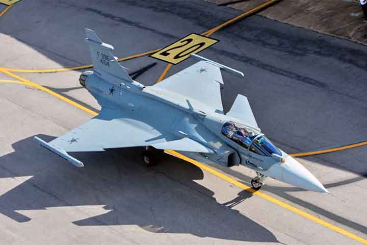 No modelo de produção no Brasil, o desenvolvimento é feito pela Embraer em parceria com a Saab. Engenheiros brasileiros participam diretamente do processo, a partir da transferência de tecnologia sueca. 
