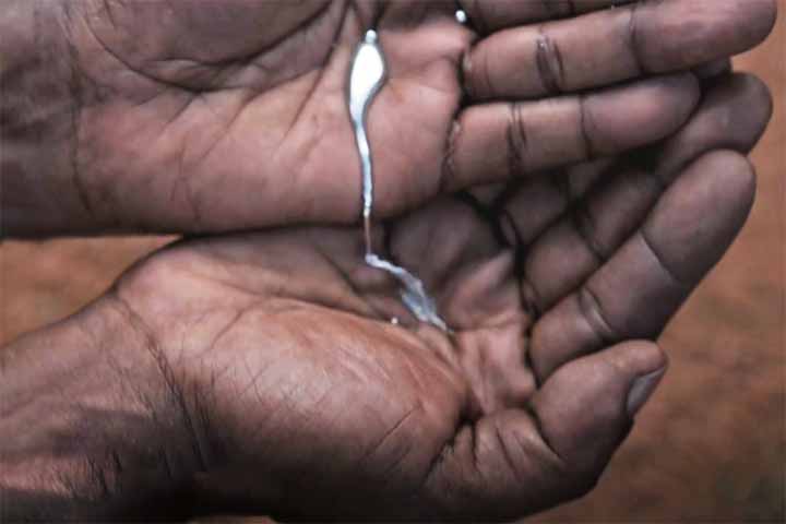 A mineração, especialmente a de metais e carvão, libera substâncias tóxicas como mercúrio e arsênio. Essas substâncias se infiltram no solo e atingem o lençol freático, tornando-o impróprio para consumo. Portanto, a fiscalização ambiental é crucial nesse setor.