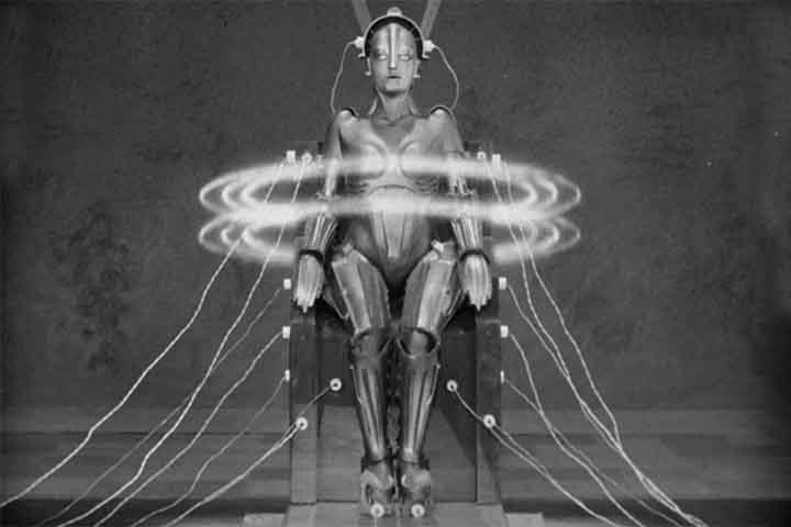 Maria, a protagonista do filme, vivida pela atriz alemã Brigitte Helm, é uma máquina em forma humana. A ideia central de Friz Lang foi discutir como seria um mundo em que os homens acabassem submetidos a robôs. 
