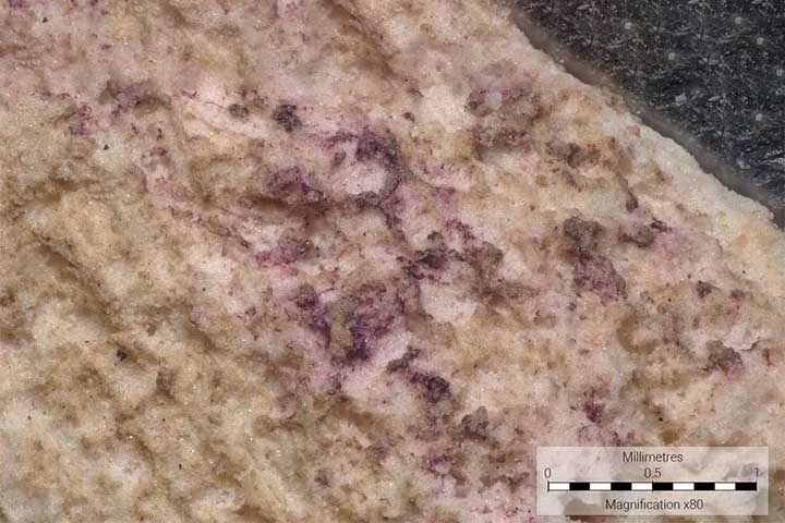 <p>Um recém-nascido em York, por exemplo, foi envolto em lã roxa com fios de ouro e coberto com gesso. O material preservou até as marcas do tecido luxuoso. Esse caso mostra como o gesso registrava não apenas o corpo, mas também símbolos de prestígio e afeto.</p>
<div></div>
