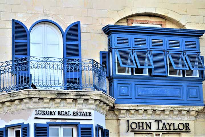 <p>Embora o inglês seja amplamente falado, o sotaque maltês pode gerar confusões em compras ou pedidos simples. Ainda assim, a convivência multicultural torna a experiência divertida. Assim, Malta revela sua diversidade até na fala.</p>
