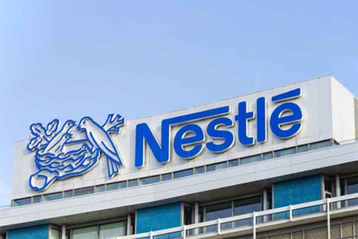 <p>Em 2025, a Nestlé registrou lucro líquido de 9 bilhões de dólares, queda de 17% em relação ao ano anterior. As vendas também recuaram 2%, mostrando a necessidade de ajustes estratégicos para manter competitividade e rentabilidade.</p>
