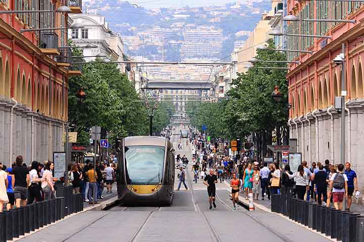 Nice localiza-se no sul da França, na região da Côte d’Azur. A cidade combina influências culturais francesas e italianas, resultado direto do fato de ter feito parte de regiões que hoje correspondem à Itália. 
