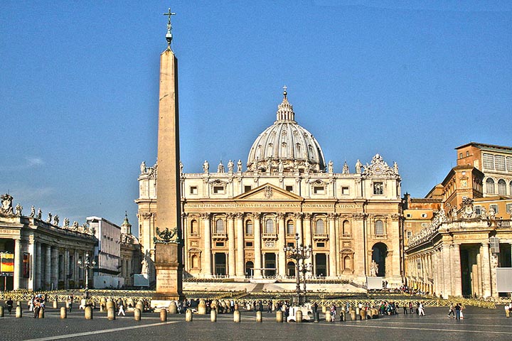 Durante a expansão romana, especialmente no domínio do norte da África, vários imperadores se encantaram pelos obeliscos egípcios. Eles eram vistos como símbolos de imortalidade e poder, e muitos foram levados para a Europa. O obelisco do Vaticano tornou-se o mais famoso de todos, não apenas pela sua imponência, mas pelo significado que ganhou com o advento do cristianismo.