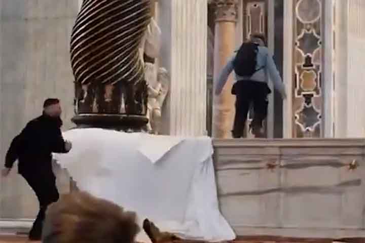 <p>Os episódios de vandalismo, portanto, chamaram atenção internacional, já que turistas presentes registraram e compartilharam vídeos nas redes sociais, ampliando a repercussão global do ocorrido.</p>
