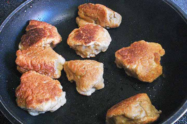 Por ser feito de glúten, o seitan não é indicado para pessoas com doença celíaca ou intolerância. Seu consumo deve ser equilibrado dentro de uma dieta diversificada. Conhecer suas restrições, desse modo, é fundamental para aproveitá-lo com segurança.