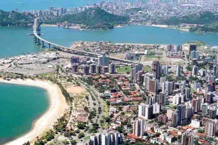 Vitória integra a Região Metropolitana da Grande Vitória, ao lado de municípios como Vila Velha, Serra e Cariacica, formando um importante centro urbano e econômico regional.