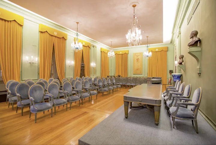 <p>Na época, a instituição surgiu com o objetivo de promover a língua portuguesa e a literatura nacional, mas refletia valores da elite da época e excluía mulheres de sua composição.</p>
