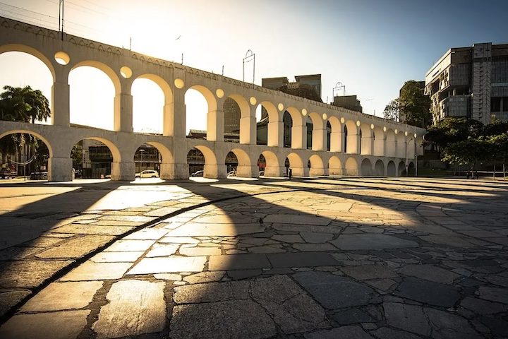Outra curiosidade é que o aqueduto foi inspirado diretamente em modelos de engenharia da Antiguidade, especialmente nos aquedutos romanos, algo incomum na arquitetura colonial brasileira do século 18.