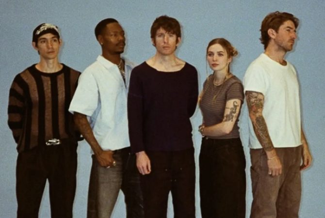 Nova sensação do rock: conheça a banda Turnstile, que empolgou o público no Lollapalooza Brasil