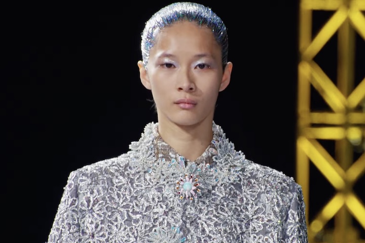 Atualmente, além de decorativos, os broches também são usados para ajustar silhuetas e criar drapeados — técnicas de modelagem que criam dobras, franzidos ou ondulações — improvisados, reforçando sua versatilidade e destaque na moda contemporânea. 