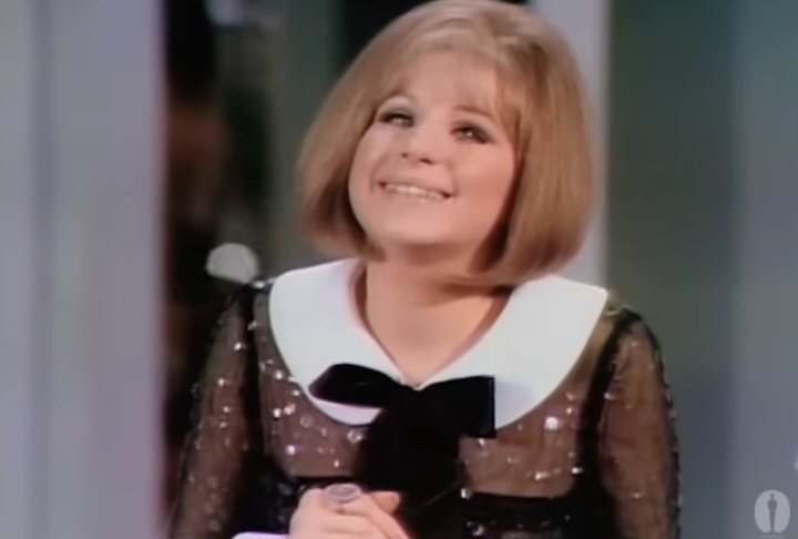 <p>Enquanto Hepburn não foi à cerimônia de premiação, Streisand imortalizou o momento ao saudar a estatueta com a frase “hello, gorgeous!”, em referência ao filme pelo qual venceu: “Funny Girl: A Garota Genial”.</p>
