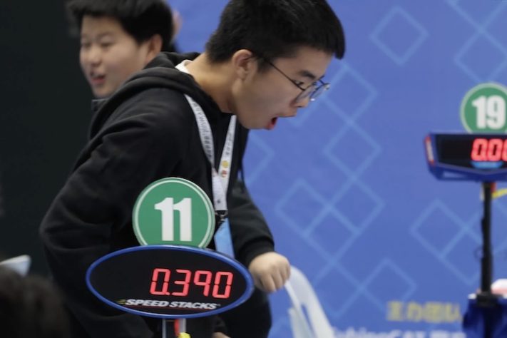 Chinês Ziyu Ye de 9 anos estabeleceu novo recorde mundial ao resolver cubo mágico em menos de 1 segundo - Reprodução/YouTube