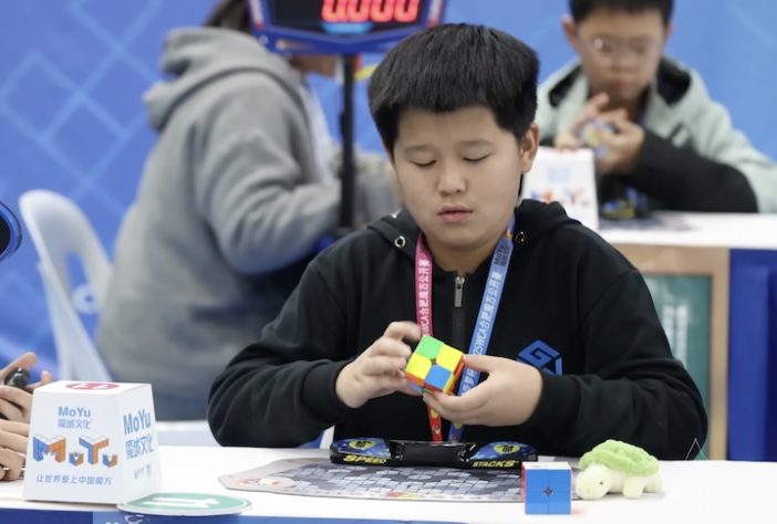 Chinês Ziyu Ye de 9 anos estabeleceu novo recorde mundial ao resolver cubo mágico em menos de 1 segundo - Reprodução/YouTube