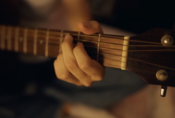 <p>Seu estilo costuma privilegiar letras emocionais, muitas vezes voltadas para temas como amor, superação e intensidade sentimental, características que fizeram de suas músicas escolhas frequentes para trilhas de filmes e grandes performances vocais.</p>
