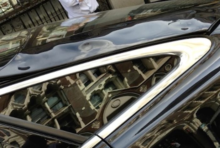 Edifício 20 Fenchurch Street, em Londres, danificou carros na rua – Reprodução/YouTube