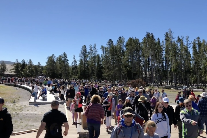 Excesso de turistas em parques nacionais dos Estados Unidos – Reprodução/Cheddar