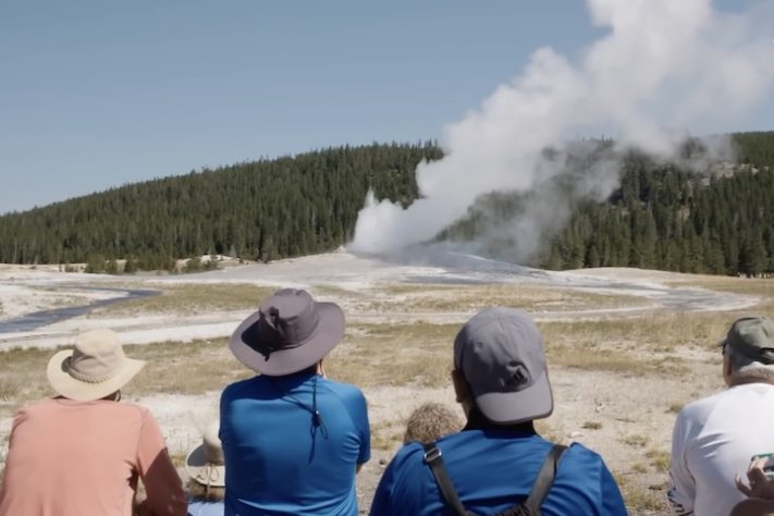 Excesso de turistas em parques nacionais dos Estados Unidos – Reprodução/VICE News