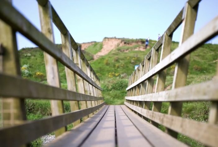 King Charles III England Coast Path - maior trilha ininterrupta do mundo é inaugurada na Inglaterra Reprodução/YouTube Natural England