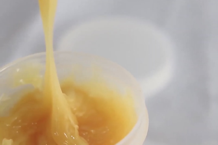 <p>Hoje, mesmo com o surgimento de alternativas sintéticas e vegetais, a lanolina permanece insuperável em sua capacidade de simular a barreira cutânea natural, sendo um pilar fundamental tanto na dermatologia quanto na biotecnologia.</p>
