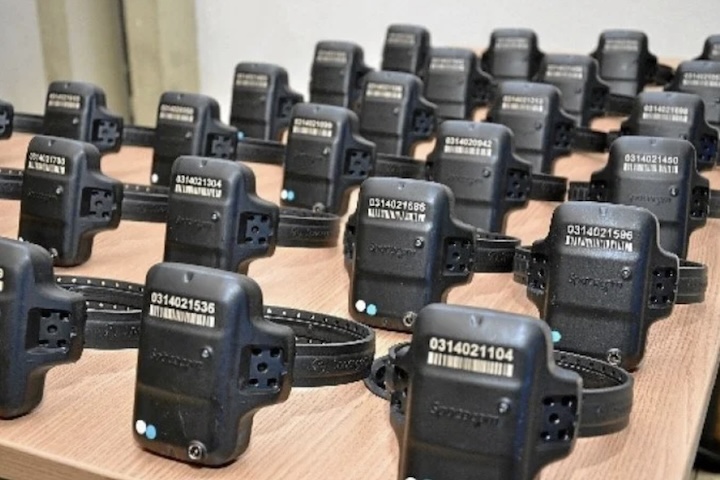 <p>A tornozeleira eletrônica, também conhecida como dispositivo de monitoramento eletrônico, surgiu como uma alternativa ao encarceramento tradicional, buscando reduzir a superlotação dos presídios e permitir maior controle de pessoas em regime semiaberto.</p>
