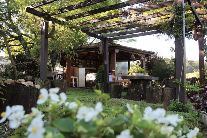 O turismo local também inclui o Caminho das Topiarias, Flores e Aromas, roteiro que visita propriedades rurais próximas. Outros pontos de interesse são o Museu Municipal de Victor Graeff e a Casa do Artesão de Victor Graeff. 