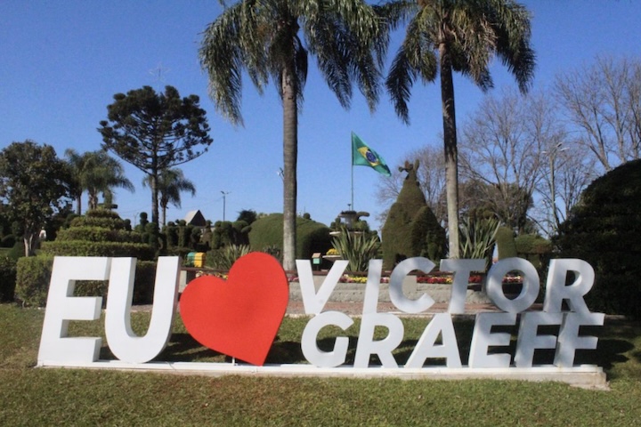Além do espetáculo visual das esculturas, a cidade de Victor Graeff preserva uma forte herança alemã, refletida na organização urbana impecável e na gastronomia típica regional.