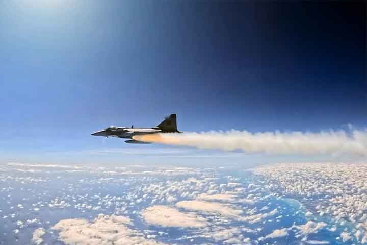 O F-39E Gripen conta com conjunto avançado de sensores, armamentos e sistemas de guerra eletrônicos. Entre seus dispositivos estão alertas de detecção de radar (RWR) e de aproximação de mísseis (MAWS).

