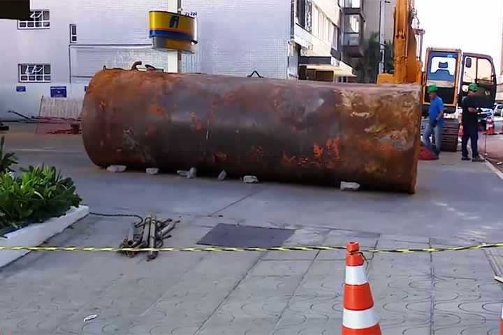 Postos de gasolina e depósitos de combustíveis podem causar vazamentos que chegam ao subsolo. A gasolina e o óleo diesel, por serem altamente tóxicos, contaminam rapidamente o lençol freático. Esse tipo de poluição é difícil de reverter e exige monitoramento constante.