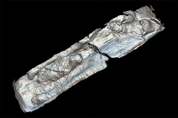 <p>Em outro sepultamento, um bebê foi enterrado entre dois adultos, todos envolvidos em gesso, em uma posição que sugere vínculo. O material eternizou não apenas os corpos, mas também a relação entre eles.</p>
