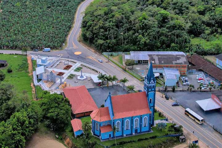 Somente no primeiro semestre de 2023 foram criados 1.747 novos postos com carteira assinada. Além disso, os salários oferecidos no município sustentam um custo de vida equilibrado em relação a outras regiões catarinenses.