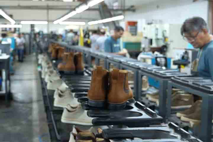 De acordo com estimativas de entidades do setor, Jaú tem cerca de 300 fábricas de calçados. A produção local destina-se ao mercado interno e também externo do país. A produção média é de 120 mil pares de calçados por dia. 
