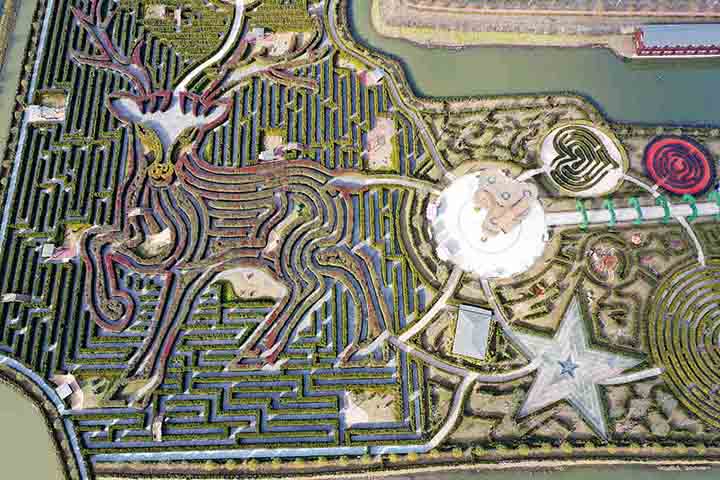 O labirinto integra-se ao conceito de turismo sustentável, pois valoriza a natureza e promove atividades de lazer sem agredir o meio ambiente. Essa característica fortalece sua imagem como destino responsável.