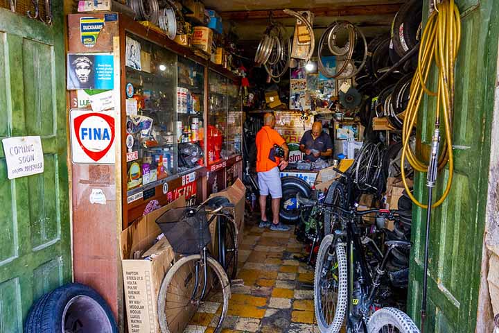 <p>No comércio, nem sempre os malteses demonstram simpatia no atendimento. Contudo, há exceções acolhedoras que surpreendem os visitantes. Portanto, a experiência varia, refletindo diferentes traços culturais.</p>
