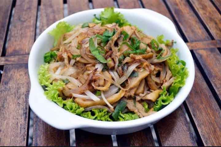 Hoje, o seitan aparece em restaurantes veganos, menus gourmet e até em fast-foods. Sua capacidade de adaptação a diferentes culturas culinárias reforça sua popularidade global, se consolidando como ingrediente universal.