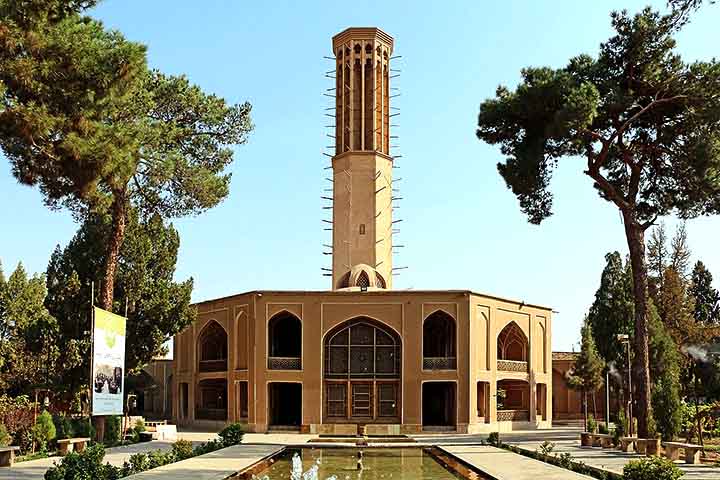 <p>Dowlat Abad é célebre por seu badgir, a torre de vento mais alta do Irã. Assim, o Jardim de Dowlat Abad, em Yazd, não apenas encanta, mas também mostra soluções climáticas engenhosas. Além disso, os vitrais coloridos criam jogos de luz fascinantes.</p>
