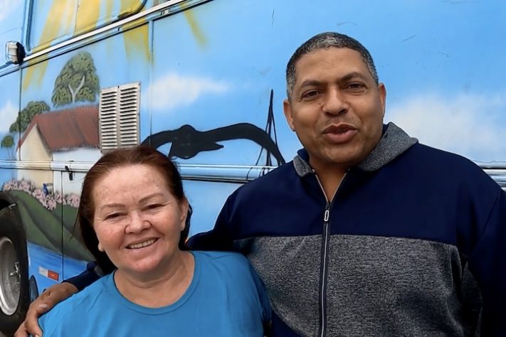 Casal vive em mansão sobre rodas e leva vida na estrada – Reprodução/Deu na telha do careca