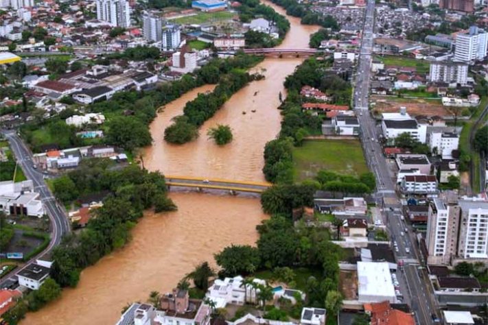 Rio Itapocú, entre as pontes Abdon Batista e Olávo Marquardt - Jaraguá do Sul,  município brasileiro do estado de Santa Catarina - Reprodução do instagram @jaraguadosulvistadecima