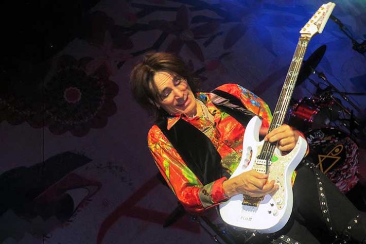 O guitarrista Steve Vai