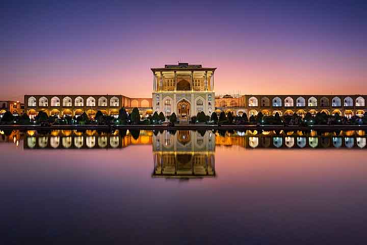 <p>Situado na Praça Naqsh-e Jahan, em Isfahan, Ali Qapu era palco de recepções reais. Por isso, sua varanda oferece vista privilegiada da cidade. Além disso, os salões internos exibem decorações acústicas para música.</p>
