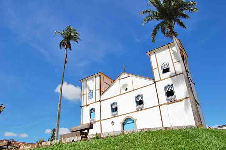 <p>O centro histórico é marcado por ruas de pedra, casarões coloridos e igrejas centenárias, como a Igreja Matriz de Nossa Senhora do Rosário, um dos principais cartões-postais locais.</p>
