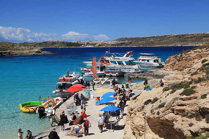 <p>Comino, pequena e quase inabitada, abriga a famosa Blue Lagoon. Suas águas azul-turquesa superam destinos como Cancún e Maragogi. Portanto, é um espetáculo natural que conquista todos os visitantes.</p>
