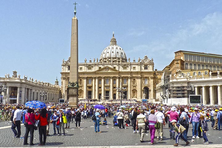 Hoje, o obelisco da Praça de São Pedro é um dos monumentos mais visitados do mundo. Ele não apenas atrai turistas pela sua imponência arquitetônica, mas também inspira fiéis pela sua carga histórica e espiritual. É um testemunho vivo da transição entre império e religião, entre poder e fé, e continua a ser um marco central da identidade do Vaticano.