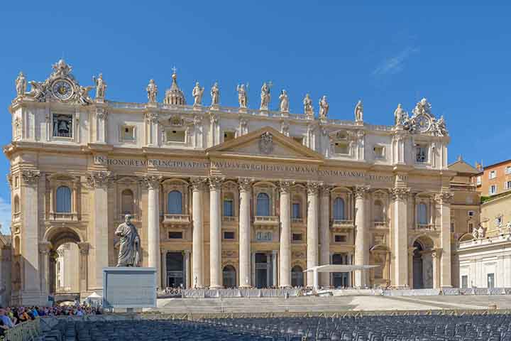 <p>A Basílica de São Pedro é um dos maiores edifícios religiosos do mundo, com capacidade para  60 mil pessoas (mais de cem vezes a população do Vaticano). Também é o edifício com o interior mais proeminente do Vaticano, sendo sua cúpula uma característica dominante do horizonte de Roma, adornado com 340 estátuas de mártires, santos e anjos.</p>
<p>&nbsp;</p>
