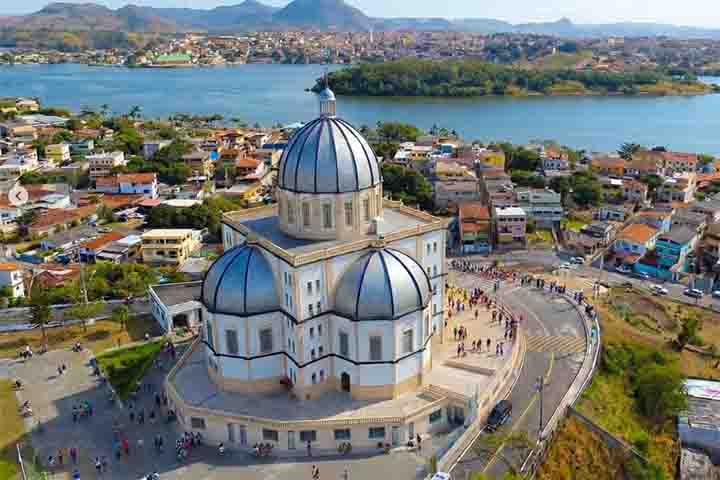 Localizada em uma ilha no Sudeste, a cidade capixaba equilibra o desenvolvimento urbano com a preservação de áreas naturais, apresentando indicadores positivos de renda, educação e longevidade segundo dados do IBGE e da FGV.